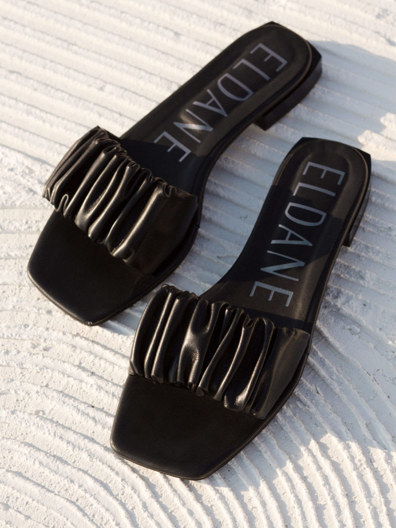 Flat leather sandals in black