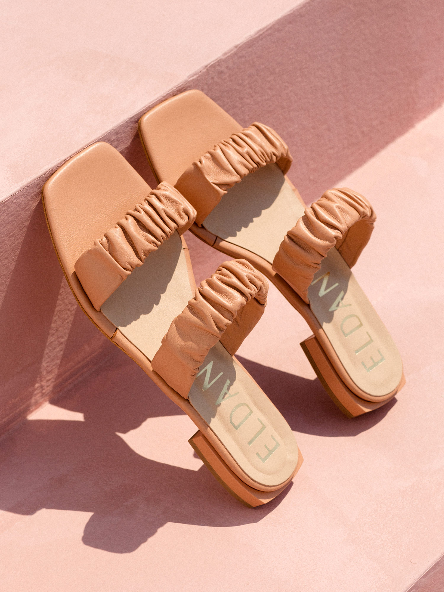 Flat leather sandals in nude