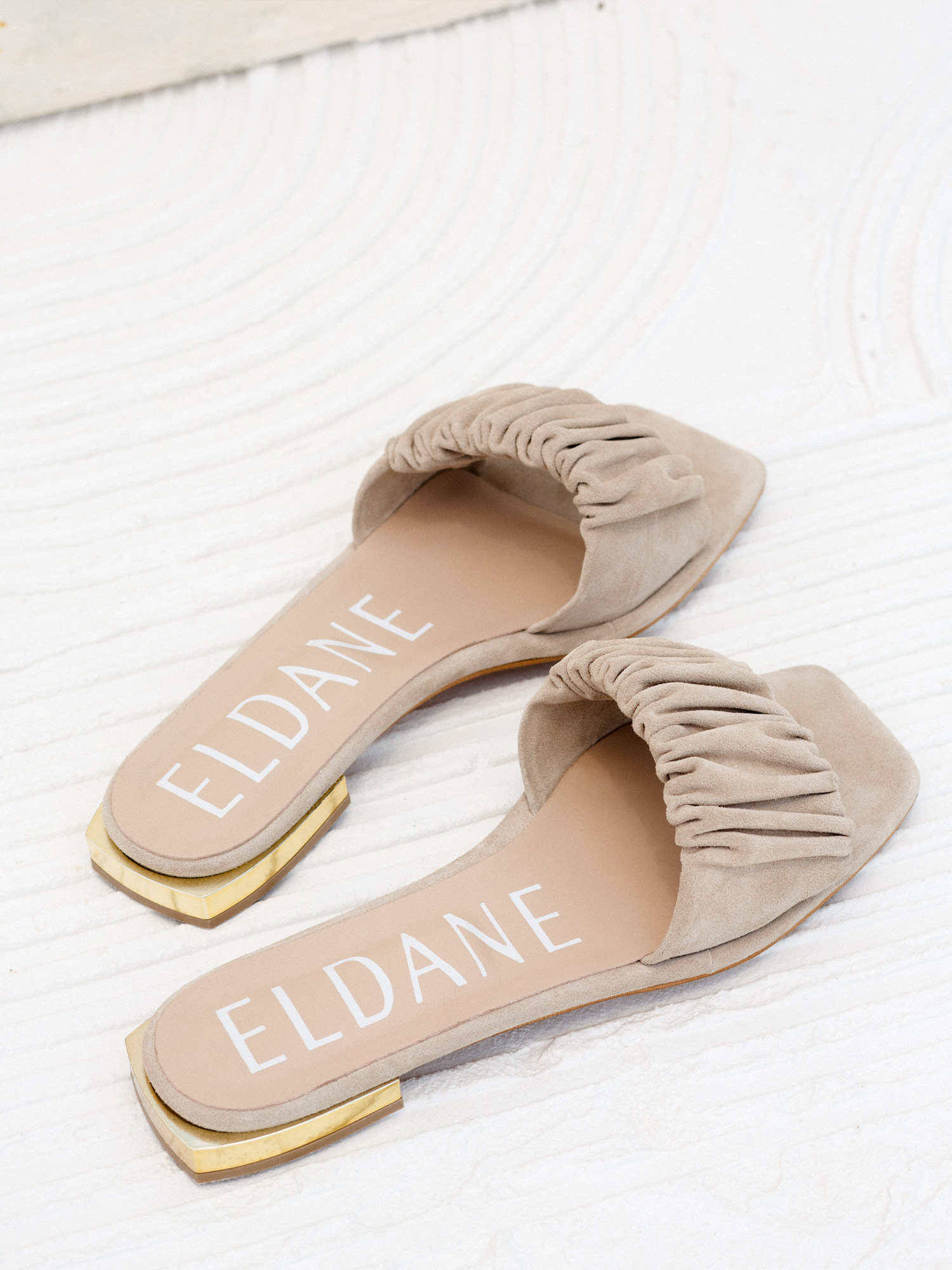 Flat leather sandals in sand suede