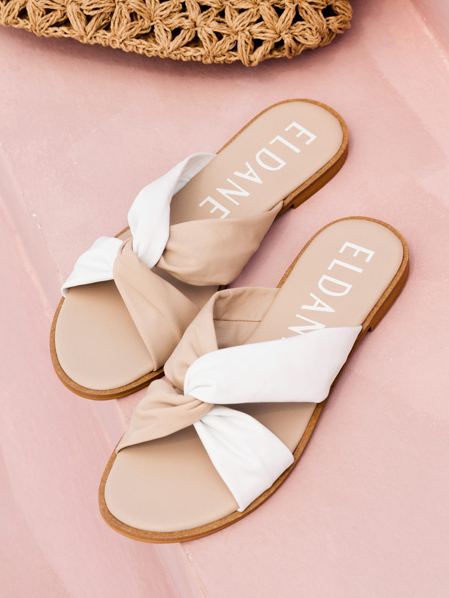 Flat leather sandals in sand and white