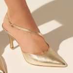 Heeled leather pumps in gold