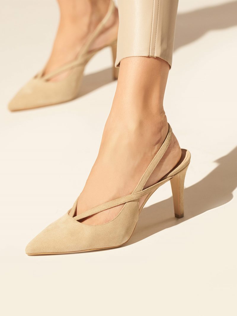 Heeled leather slingback pumps in beige suede