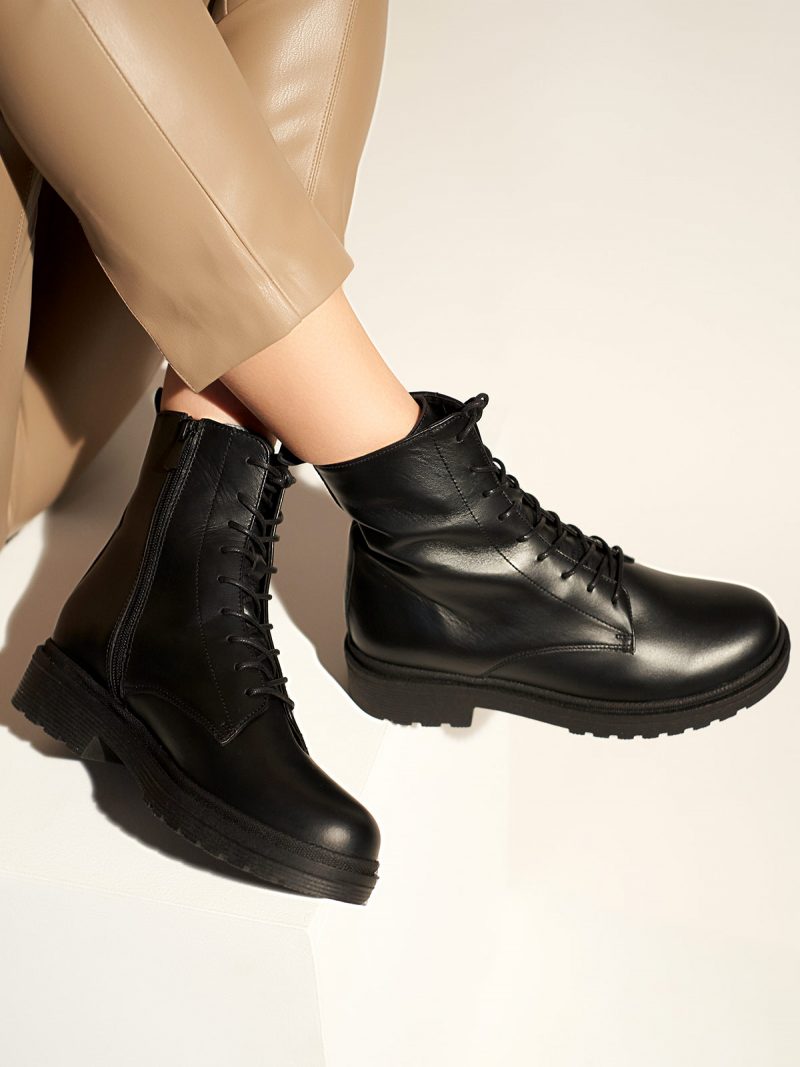 Combat leather boots in black leather