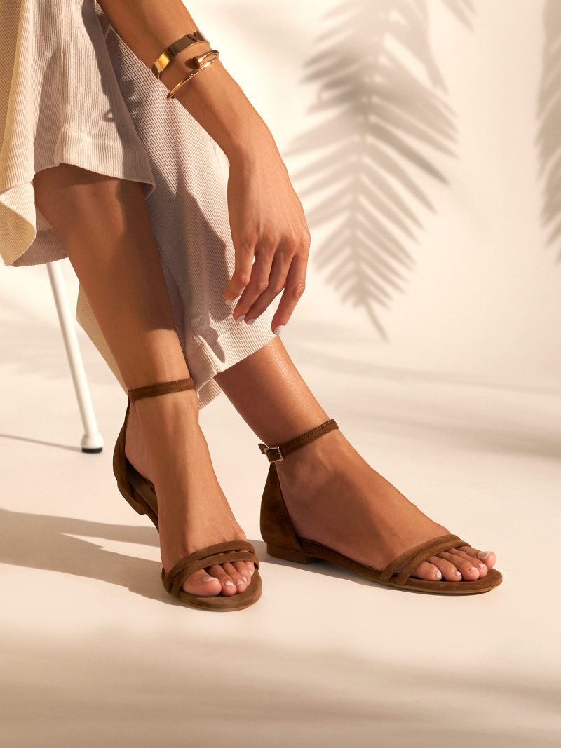Flat leather sandals in brown