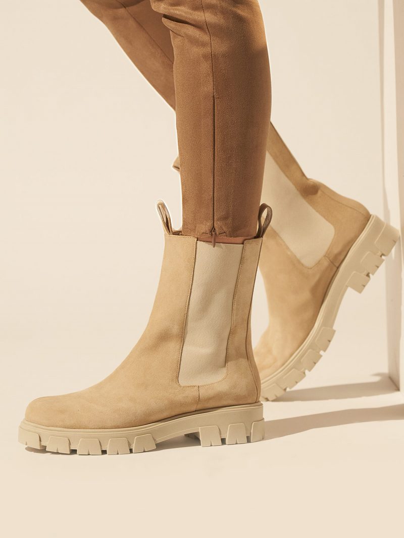 Flat chelsea leather boots in beige suede