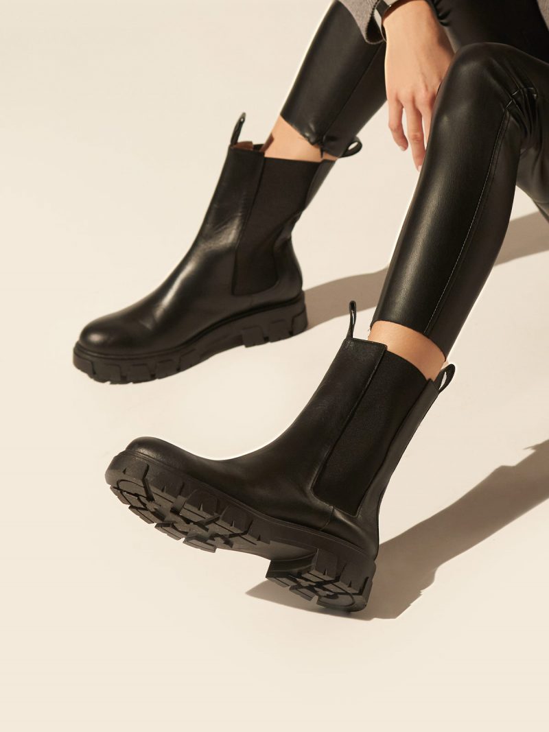 Flat chelsea leather boots in black