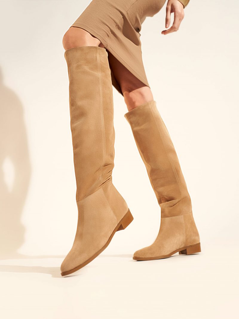 Flat leather boots in beige suede