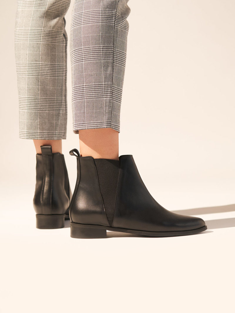 Chelsea leather flat boots in black