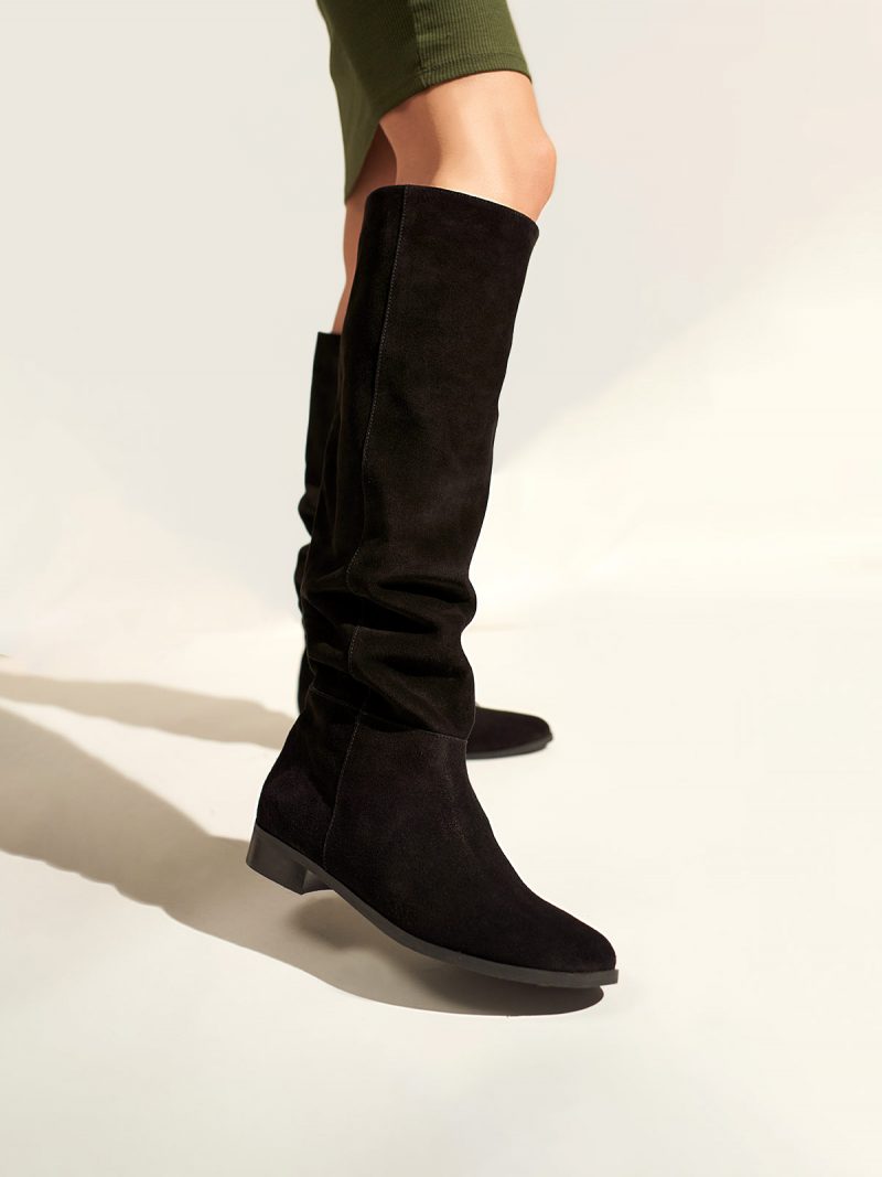 Flat leather boots in black suede